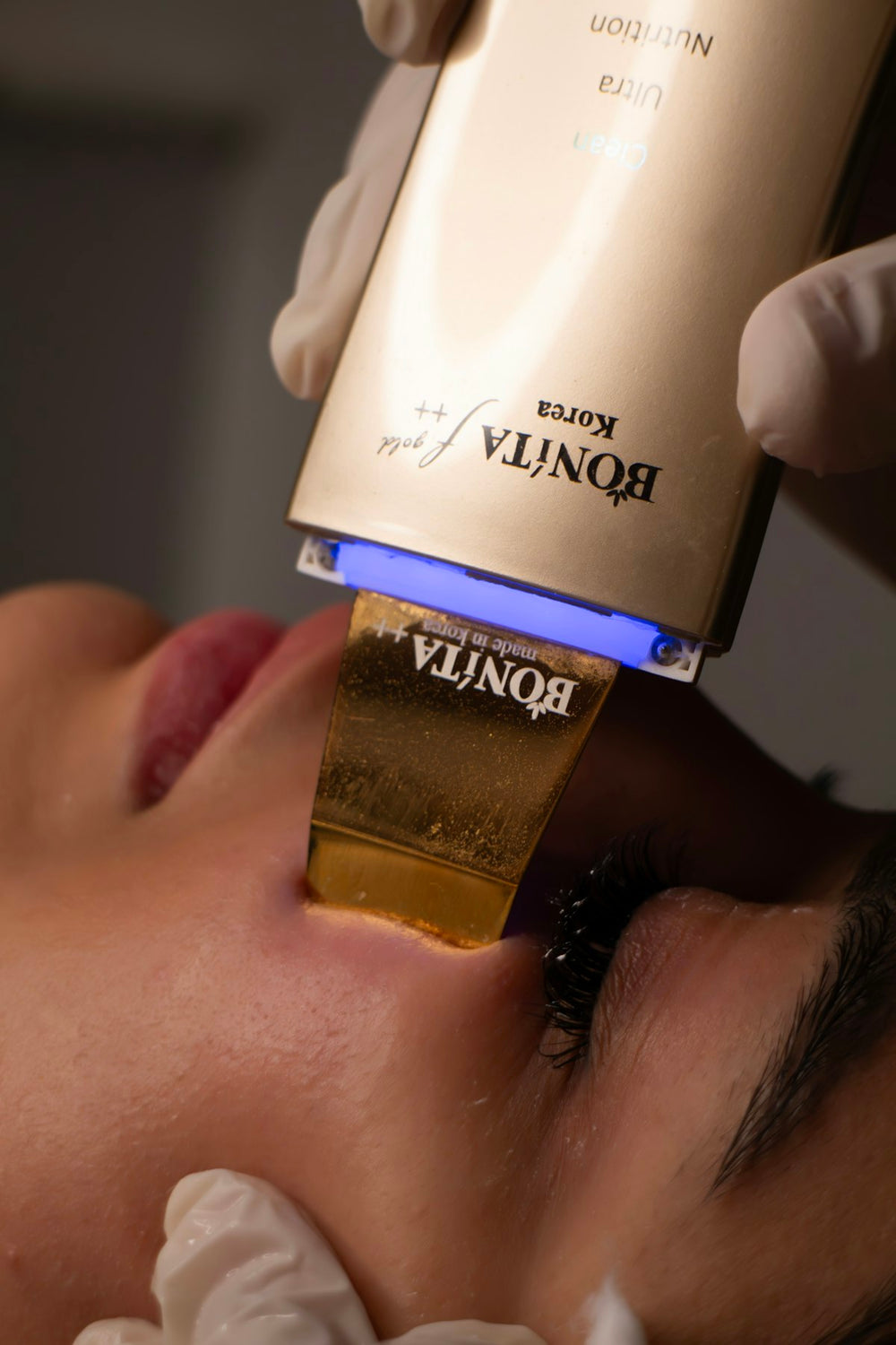 Facial cleansing device in use